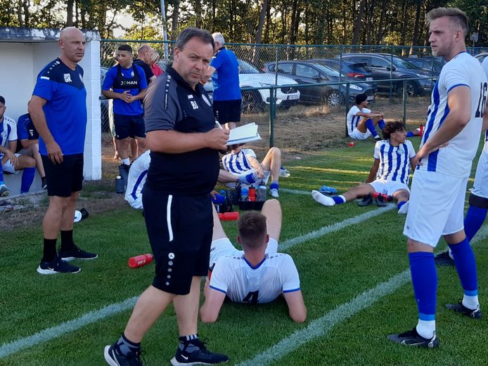 Trainer Bart Janssens blijft met ASV Geel op titelkoers.