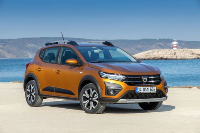 Стамбул, Турция - 6 февраля 2020 г .: Dacia Sandero - компактный автомобиль, совместно производимый французским производителем Renault.