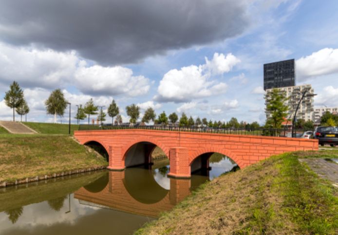 De brug in romaanse stijl, bekend vanop het 10-eurobankbiljet, in Spijkenisse in Nederland.
