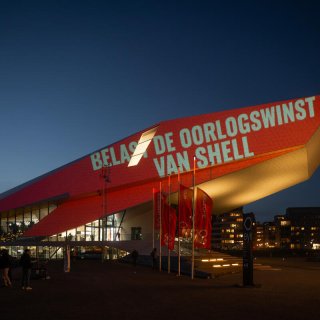 Greenpeace projects ‘Tax oil companies’ war profits’ onto Eye Filmmuseum