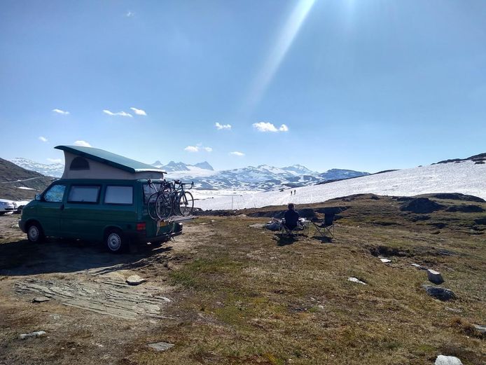 De camper waar Annelies mee door Noorwegen trok.