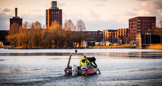 De politie zoekt met duikers in het water bij de Haagse straat Böttgerwater naar de vermiste Orlando.