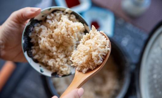 Waarom je wilt oppassen met het opwarmen van restjes rijst