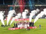 Willem II krijgt de kampioensschaal uitgereikt na groots volksfeest