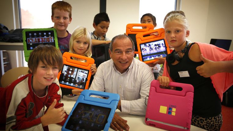 Initiatiefnemer Maurice de Hond met leerlingen op de Master Steve Jobs School in Sneek tijdens de eerste schooldag. Beeld anp