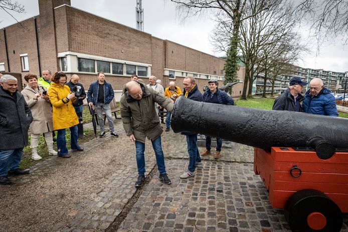 De twee kanonnen werden zaterdag onthuld. Ze blijven er zeker vijf jaar staan.