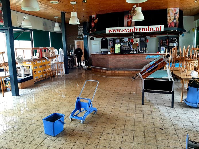 De kantine van voetbalclub Advendo in Breda staat blank, nadat noodweer het complex heeft getroffen.
