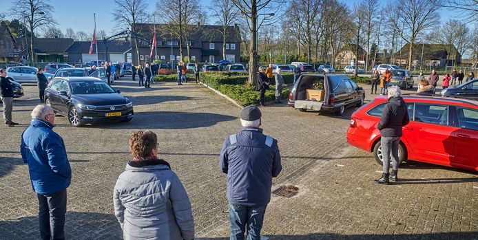 Trouw voetbalsupporter Kees van Rijn werd nog eenmaal naar zijn club Nooit Gedacht in Geffen gevoerd, waar het publiek afscheid van hem kon nemen.