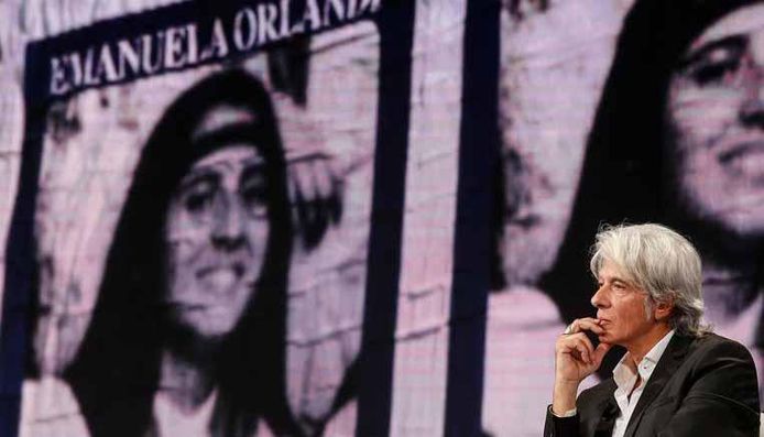 Pietro Orlandi, de broer van de in 1983 verdwenen Emanuela met een foto van zijn zus op de achtergrond in 2018.