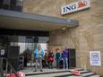 Werknemers bij ING in Noordoost-Nederland tijdens een actiebijeenkomst.