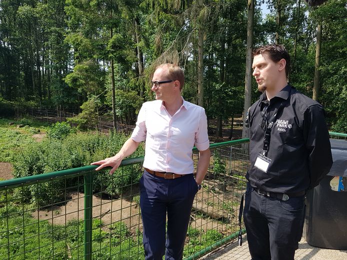 Bioloog Robby Van der Velden geeft duiding bij het wolvenverblijf.