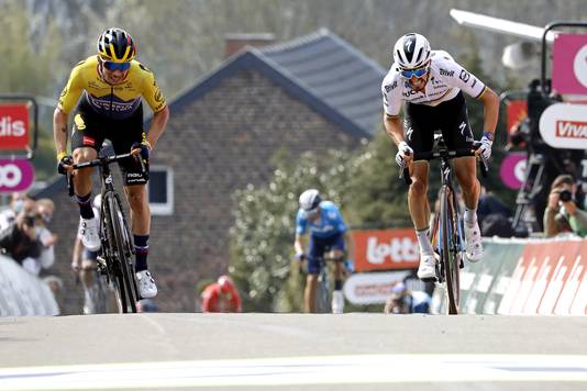 Julian Alaphilippe passeert Primoz Roglic.