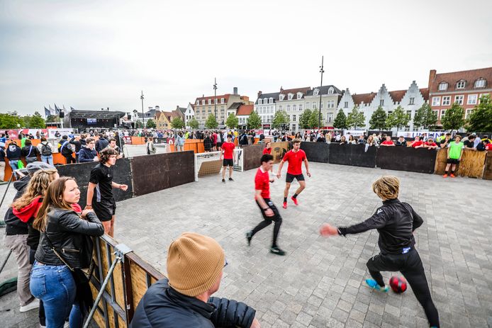 Studenten houden voetbaltornooi op 't Zand te Brugge