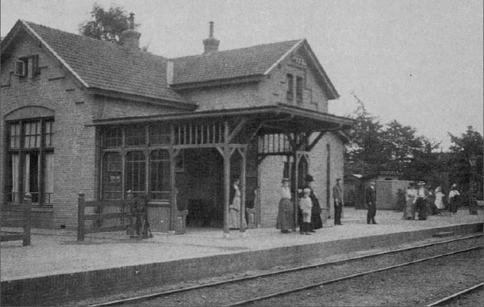 Station Huis ter Heide rond 1910, toen er nog personenvervoer op de spoorlijn plaats vond.