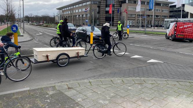 Uitvaartstoet op de fiets door hartje Breda: ‘Jan was één en al fiets’
