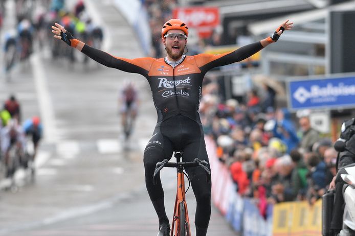 Van Schip Slaagt In Fantastisch Nummer Nederlander Houdt Peloton Af In Baloise Belgium Tour Wielrennen Hln Be