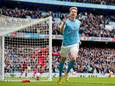 Kevin De Bruyne viert zijn goal, Virgil van Dijk schiet de bal uit het doel.