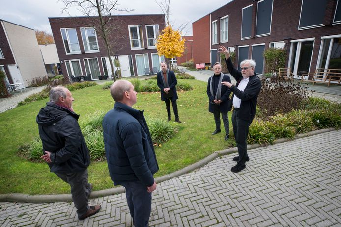 Ver overzees is Vormenrijk opgevallen: architect Rijk Rietveld (met bril) heeft een oorkonde ontvangen van de Amerikaanse Society of American Registered Architects.