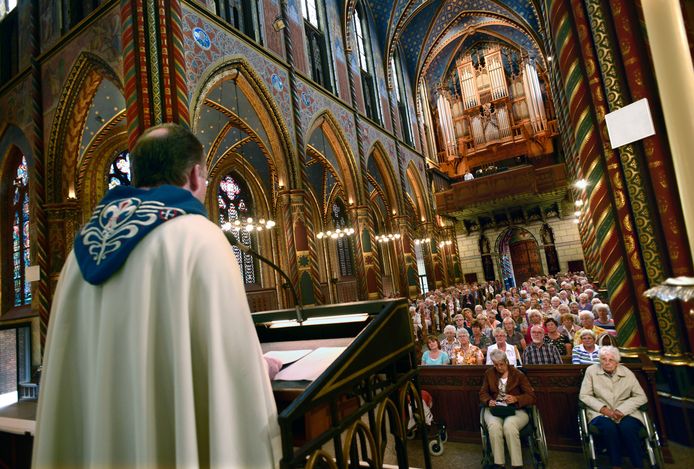 Honderden Betuwenaren nemen jaarlijks deel aan de processie naar Kevelaer. Op deze foto uit 2013 wonen zij het Marialof bij in de grote basiliek.
