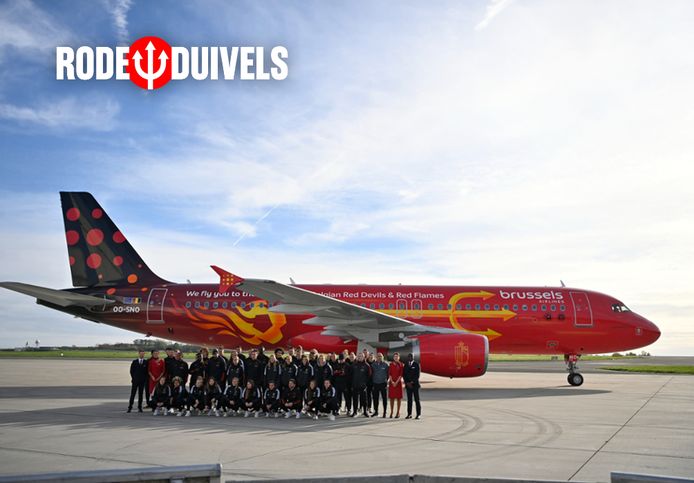 De Rode Duivels aan het nieuwe vliegtuig.
