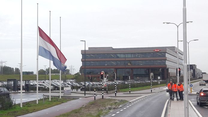 De Nederlandse vlag hinh halfstok op 8 oktober 2019 bij het hoofdkantoor van Dow Benelux in Terneuzen vanwege het dodelijk ongeval de dag ervoor.