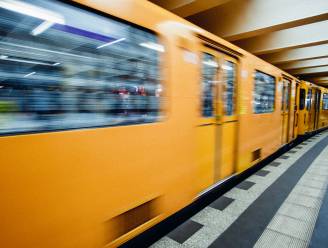 Paniek in Duitse metro: peuter in kinderwagen meters meegesleurd