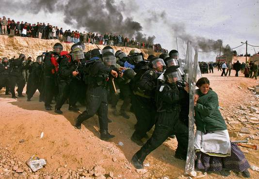 2006 年，以色列撤离西约旦定居点期间，一名犹太妇女与以色列安全部队发生冲突。