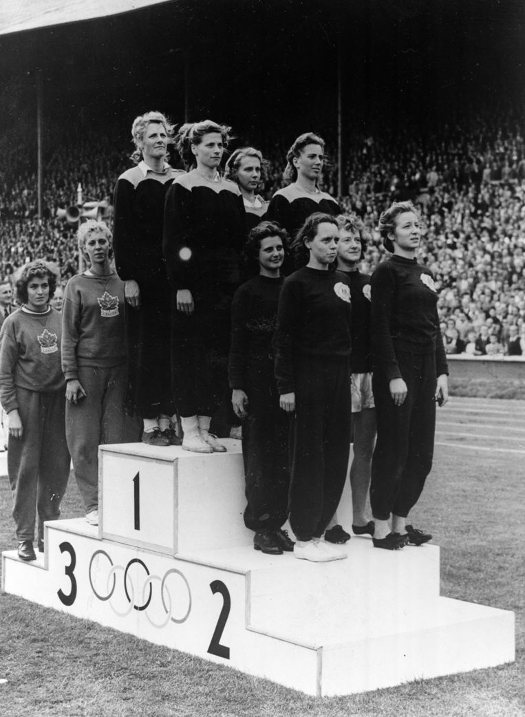 De winnaars Fanny Blankers-Koen, Xenia de Jong, Netty Timmer en Gerda van der Kade tijdens de uitreiking in 1948. Beeld anp