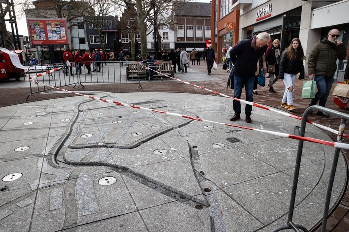 Het watertoestel op de Markt in Helmond blijkt een bron van struikelpartijen. Tijdens de weekmarkt wordt het terreintje daarom afgezet met linten.