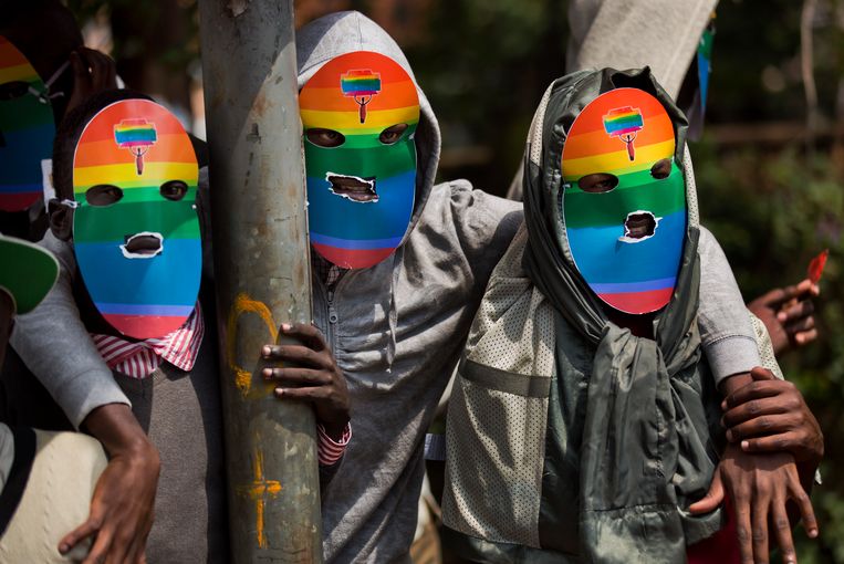 Keniaanse homoactivisten buiten de Oegandese ambassade in Nairobi, in een demonstratie in februari tegen de voorgestelde aangescherpte wetgeving.  Beeld AP