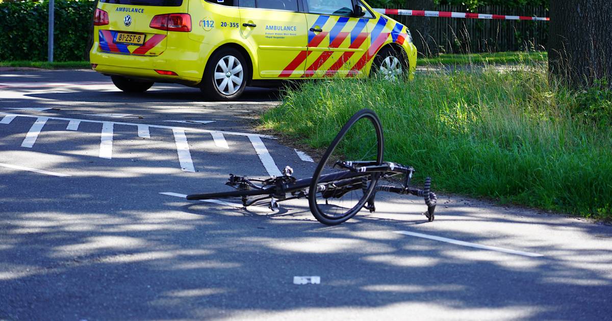 Wielrenner zwaargewond na botsing met busje in Chaam.