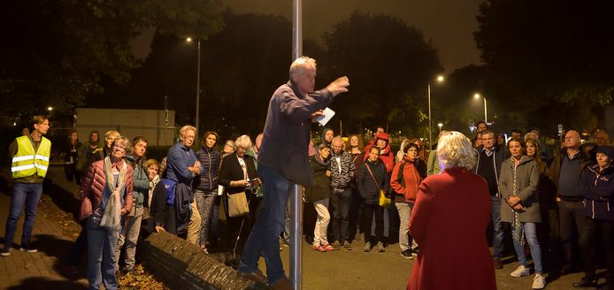 Geen Nacht van de (Anders)Ommetjes dit jaar. Op de foto spreekt Henk Rullman deelnemers toe tijdens een eerdere editie van het educatieve en vermakelijke wandelfestijn.