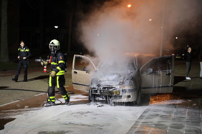 In Dongen brandde in de nacht van vrijdag op zaterdag een auto uit.