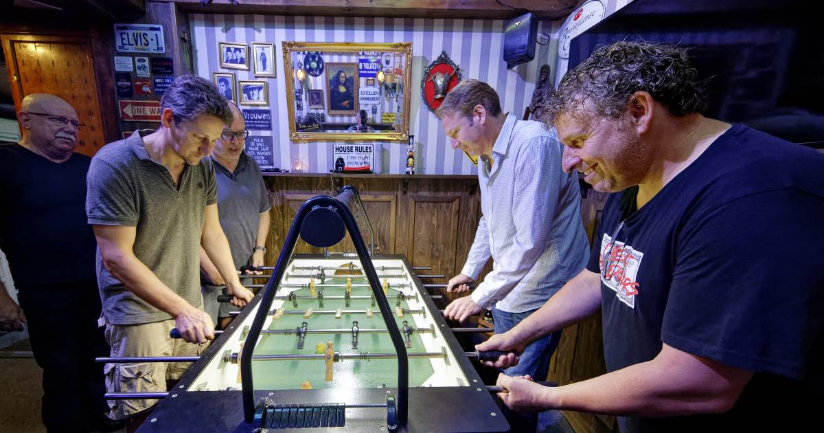 Ricky van Dijk uit Middelrode bleef tijdens corona oefenen in zijn mancave: ‘Klaar voor de tafelvoet