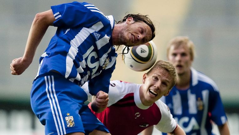 Pontus Wernbloom van AZ donderdag in duel met Gustav Svensson van IFK Göteborg. Foto EPA Beeld EPA