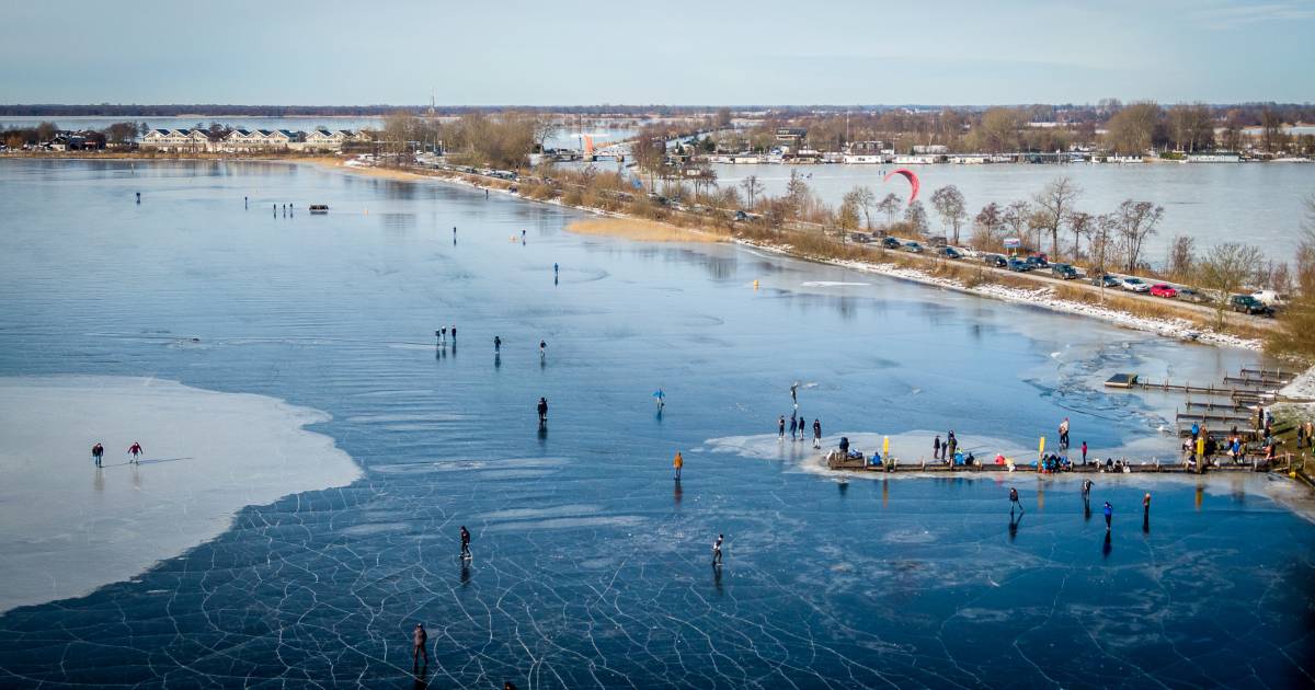 LIVE | Apeldoorns kanaal bezaaid met schaatsers, brandweer komt in actie in Lelystad.