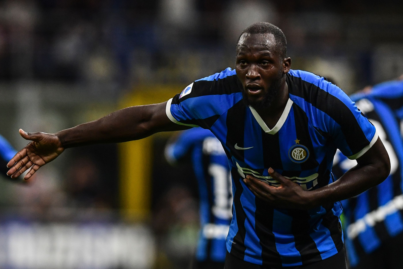 Romelu Lukaku stelt zich direct als doelpuntenmaker voor aan het Inter-publiek.