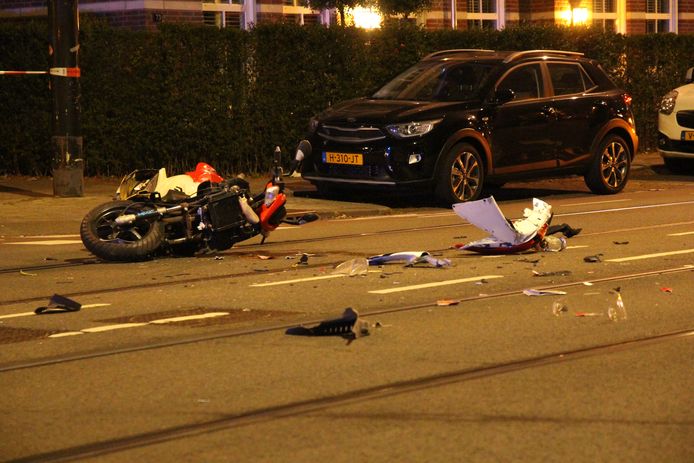Het ongeluk gebeurde op de kruising met de Straatweg en de Statenlaan in Rotterdam.