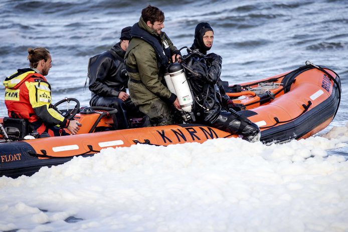 Een duiker van Defensie zoekt met behulp van sonar naar het lichaam van de vijfde surfer.