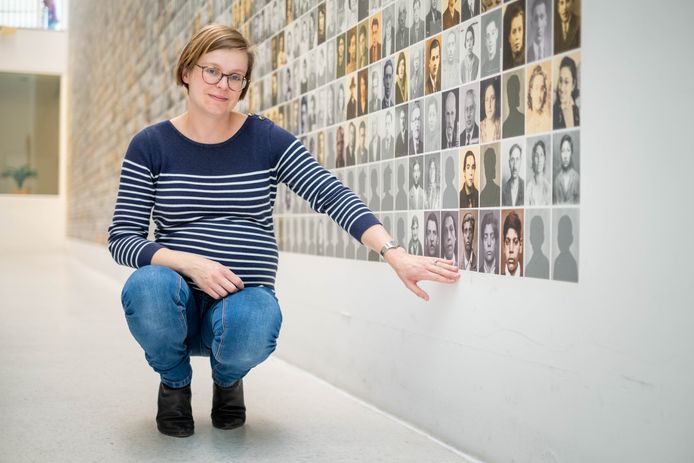 Kazerne Dossin kon het afgelopen jaar 51 portretten toevoegen aan hun muur vol slachtoffers van de deportatie. Dorien Styven bij een nieuw portret van Anton Mehrstein. Hij overleefde.