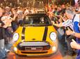 Koning Willem-Alexander en toenmalig VDL-topman Wim van der Leegte in de eerste Mini die bij VDL Nedcar in Born van de band rolt, na de heropening van de fabriek in juli 2014.