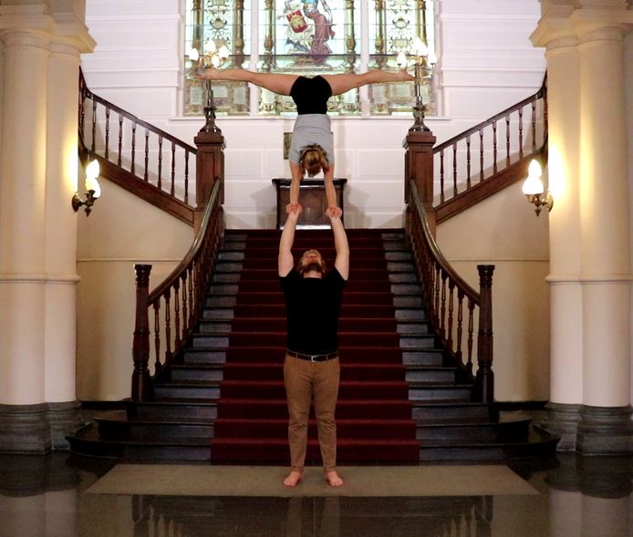 Duo No Nonsense voert acrobatische act uit.