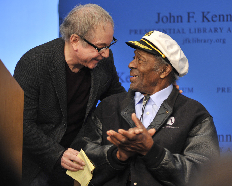 Paul Simon (l.) in een onderonsje met Chuck Berry.