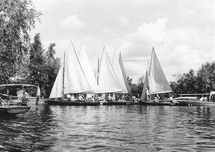 Vanaf 1945 organiseerde pastoor Holtus zeilweken voor de Brabantse jeugd op zijn eigen eilandje in de Loosdrechtse Plassen. Nog steeds vinden er jaarlijks zeilkampen plaats. Het eilandje wordt beheerd door de Eindhovense Van Hasseltstichting.