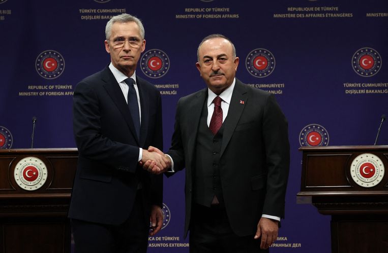 Turkse minister van Buitenlandse Zaken Mevlut Cavusoglu (R) en Navo-chef Jens Stoltenberg (L) op een gezamelijke persconferentie in Ankara.  Beeld AFP