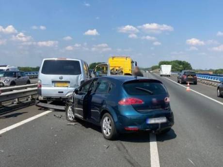 Enorme file op A50 lost op na ongeluk met drie auto's bij Ravenstein