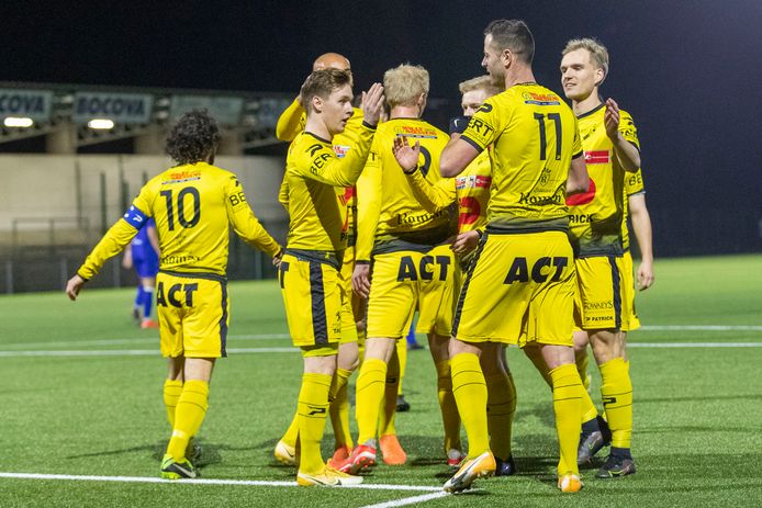 Jérôme Mézine (11) wordt gefeliciteerd voor zijn eerste competitiegoal in zijn eerste match voor KSV Oudenaarde.