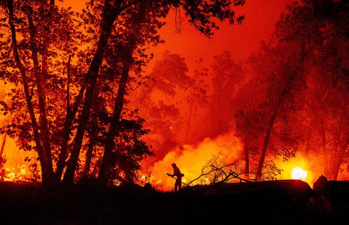 Een brandweerman strijdt tegen het vuur in Madera County, Californië.