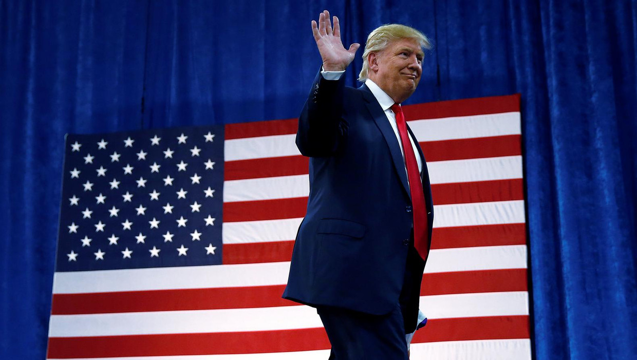 Trump en Poetin hadden maandag voor het eerst contact. Beeld Reuters