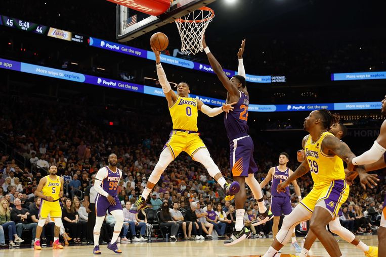 Miljoenenaankoop Russell Westbrook gaat met de Lakers de boot in tegen Phoenix Suns (121-110). Beeld AFP
